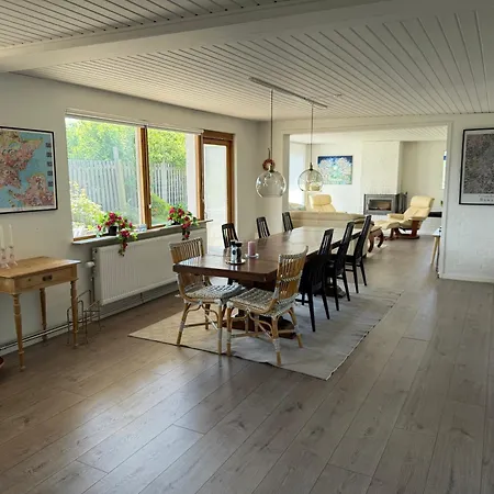 Rummeligt Nær Kyst Og Feriehus