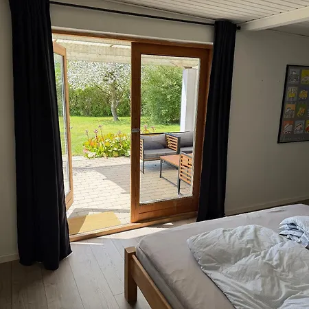 Rummeligt Nær Kyst Og Feriehus Millinge