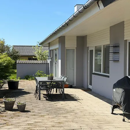 Rummeligt Nær Kyst Og *